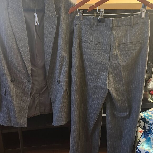 Gray Suit - Picture 3 of 7